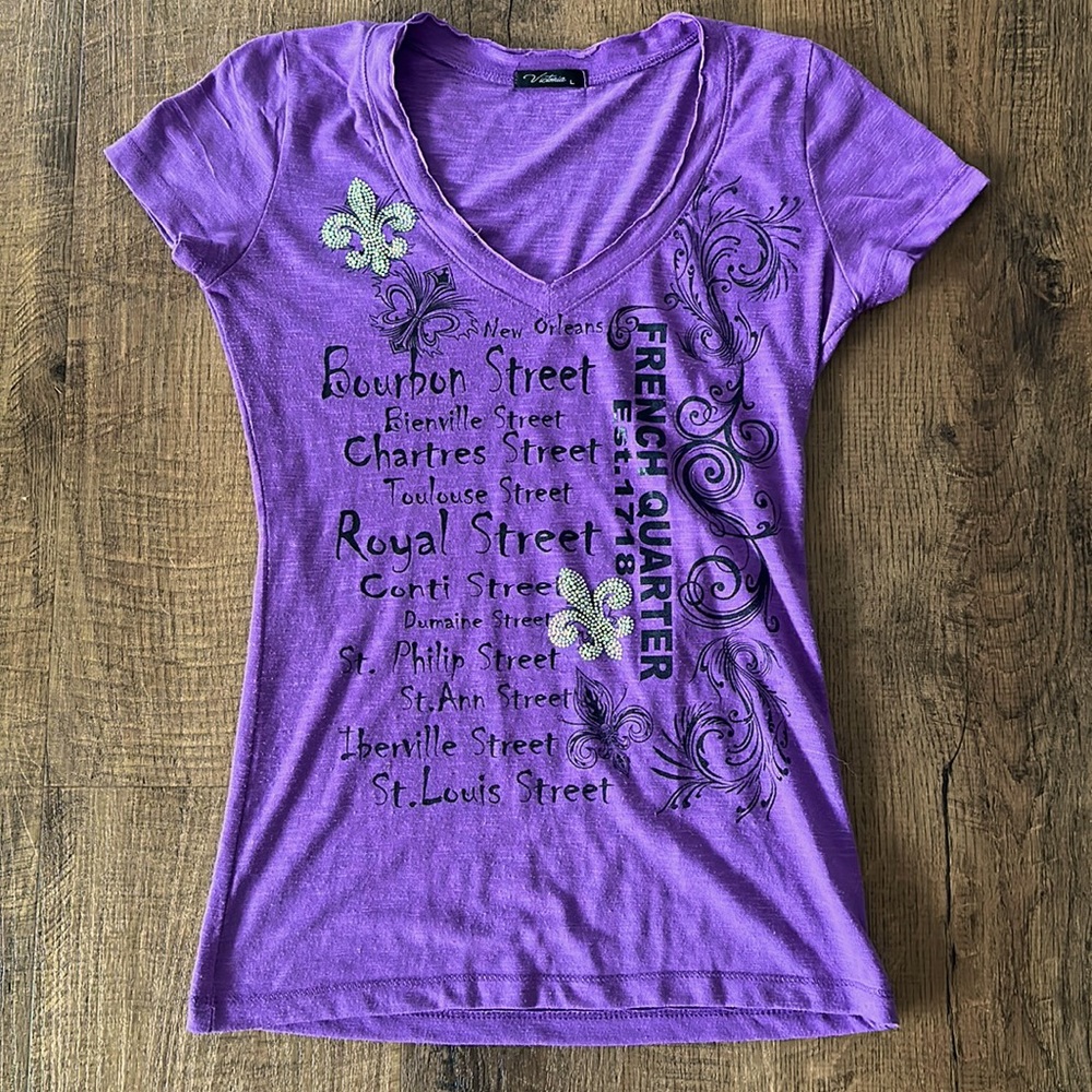 Vintage Y2K purple v neck Victoria fleur French Quarter shirt New Orleans